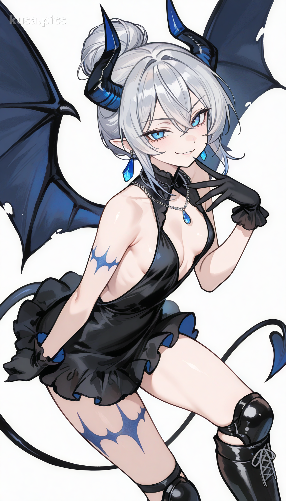 Fille rebelle démoniaque avec des cheveux argentés, des yeux bleus, des cornes de démon et des ailes - variation de design de personnage OC anime 2